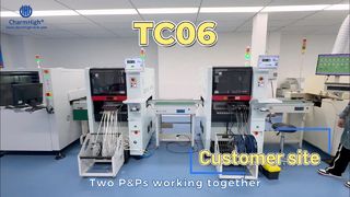 Deux machines Pick & Place TC06 en action sur la chaîne d'assemblage SMT du client